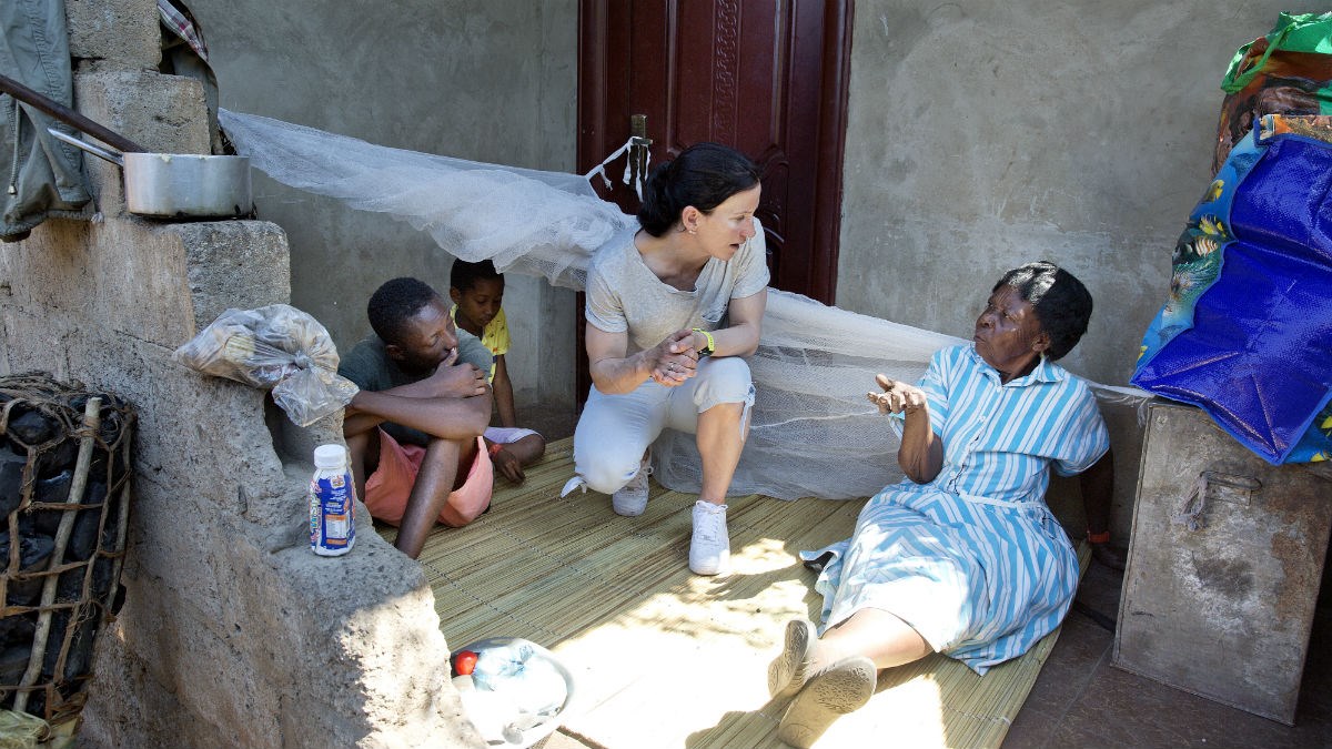 – Ofte måtte jeg tigge på gaten, sier Judith til Marit Bjørgen. Her på verandaen hun, Royd og Thandi bodde på i tre år. Foto: Marit Bjørgen