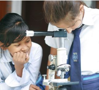 Studier i mikroskopet. SOS-skole i Nepal.