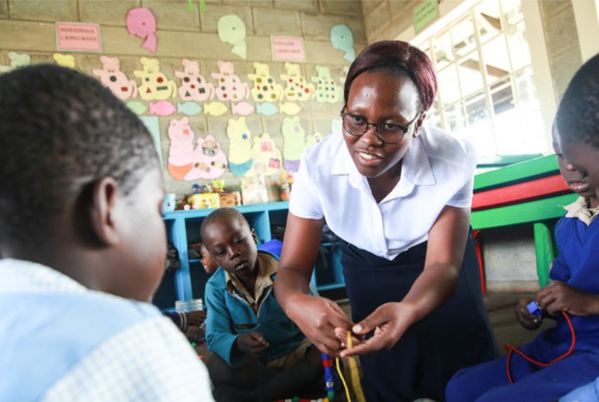 Pedagog Pauline Mhako ble inspirert til å tenke flere fagområder inn i en lek og fikk også lære flere morsomme leker med læringseffekt.