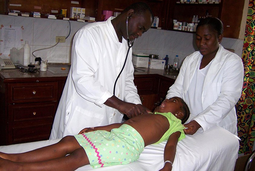 Barn blir undersøkt på den medisinske klinikken i Monrovia. Foto: SOS arkiv