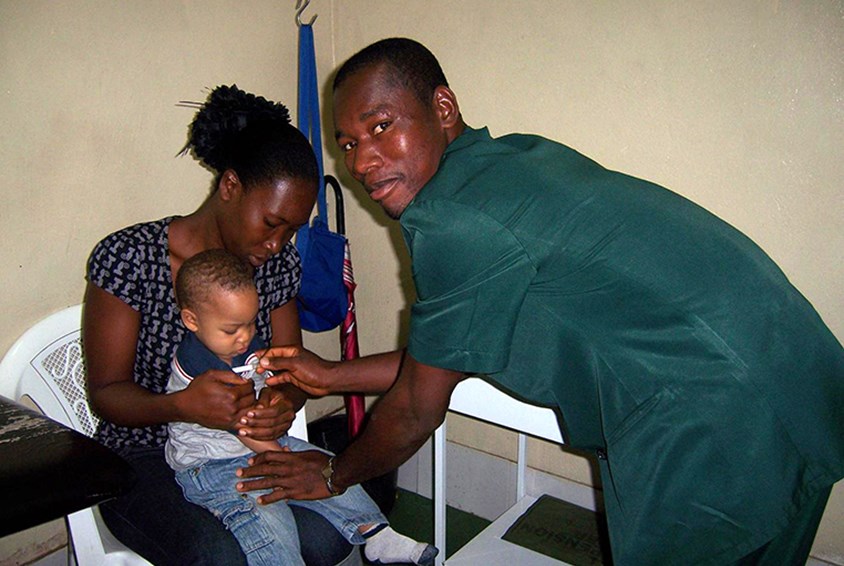Liten gutt får behandling. Foto: SOS arkiv