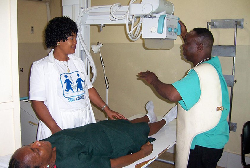 Røntgen av pasient på den medisinske klinikken. Foto: SOS Arkiv