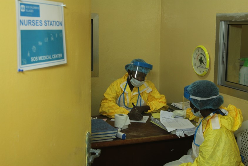 Under Ebola epidemien jobbet helsepersonell døgnet rundt for å møte det medisinske behovet i lokalsamfunnet. Foto: Nurudeen Sanni