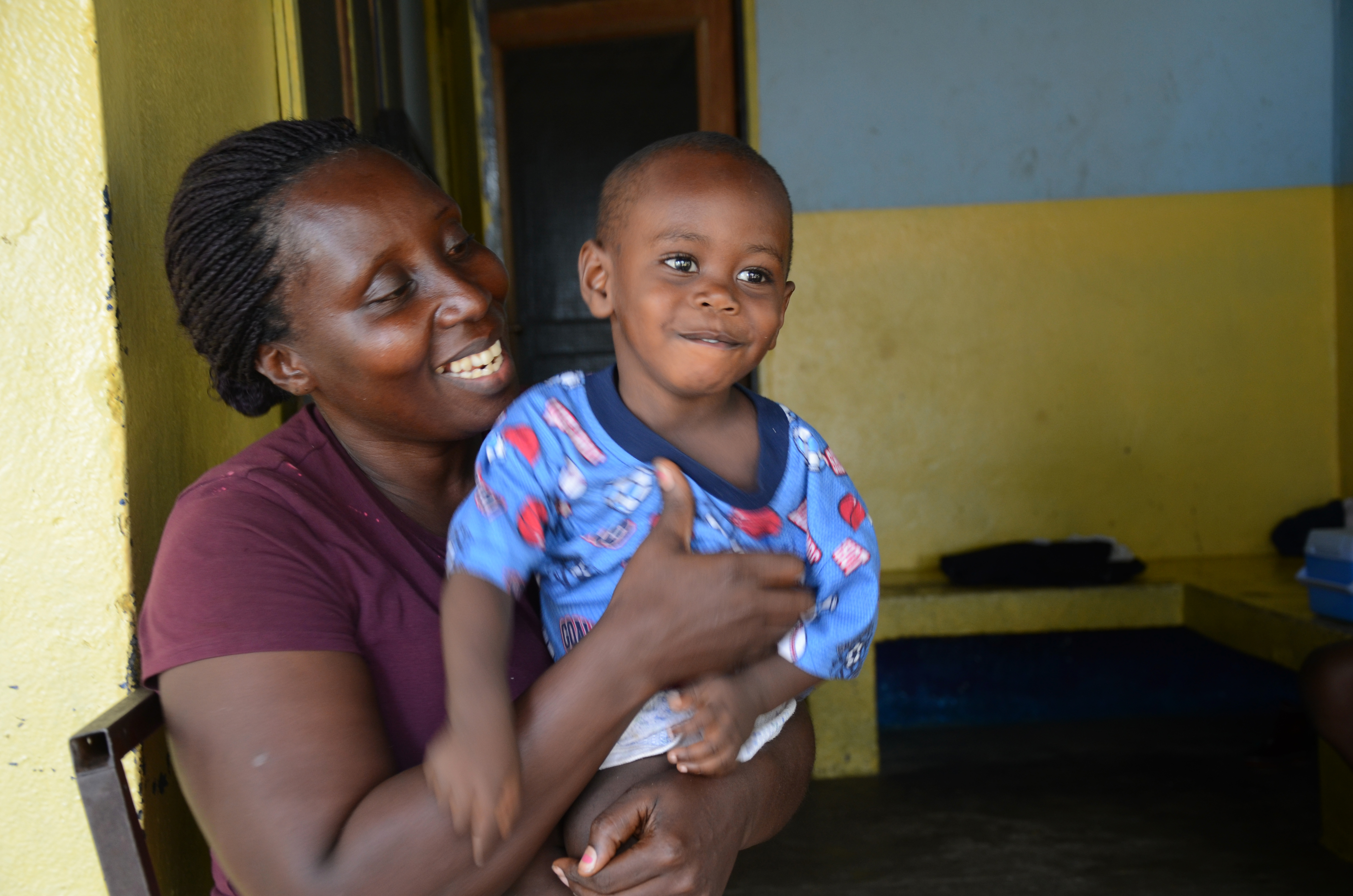 Barn og mor fra SOS program i Monrovia. Foto: Claire Ladavicius