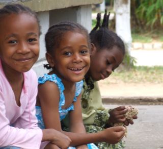Tre jenter i SOS-barnebyen på Zanzibar. Foto: Hilary Atkins