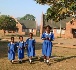 Jenter på vei til skolen i SOS-barnebyen i Lilongwe, Malawi. Foto: Alexander Gabriel