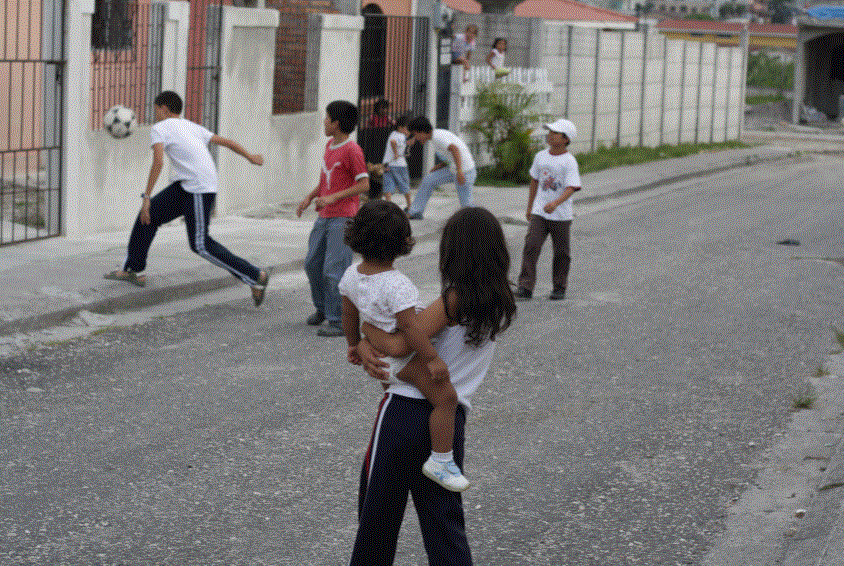 I Santa Rosa De Copán i Honduras leker barna i den integrerte barnebyen med venner i gata. Foto Sophie Preisch