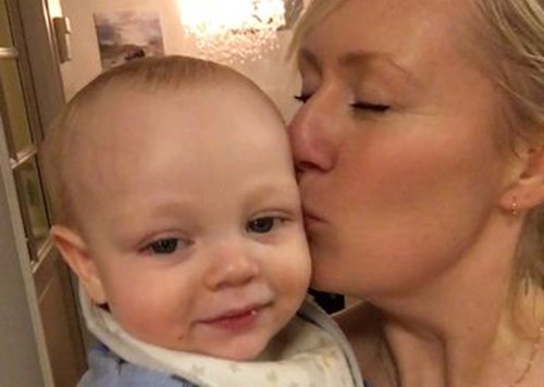 Mamma kysser babyen sin på kinnet. Foto: Vegar Hjalmarsen Fauske-Ilstad