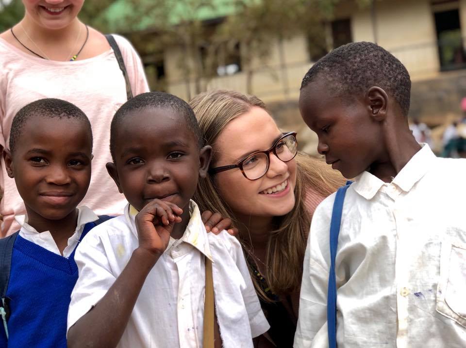 Norsk jente sammen med barn fra Mwanza, Tanzania