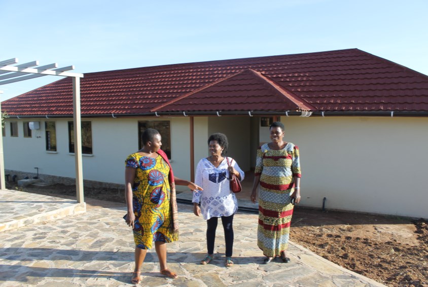 Employees of SOS Children's Village Mwanza outside the village's administrative building. Photo: Eva Marie Danielsen