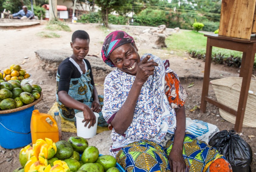 Asiamis (53) er også med i familieprogrammet. En dame med glimt i øyet, som har sin faste plass på et gatehjørne i Mwanza. Her selger hun frukt og grønnsaker, hovedsaklig mango. Foto: Bjørn-Owe Holmberg