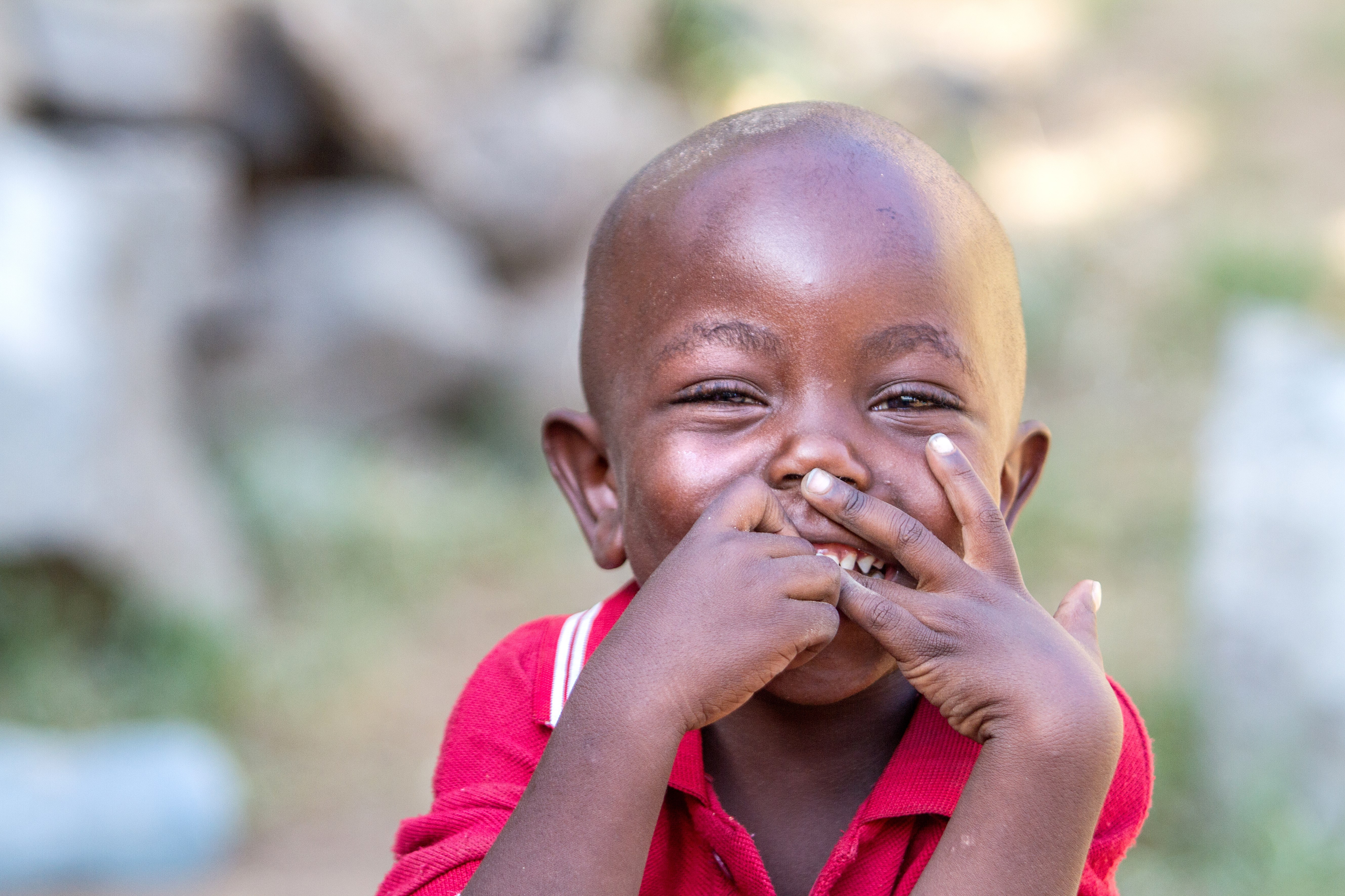 En glad liten gutt i en av SOS-barnebyene i Tanzania. Foto: Bjørn-Owe Holmberg
