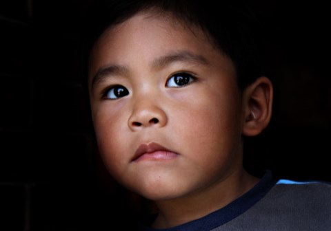 Alvorlig gutt ser inn i kameraet. Fra SOS-barnebyer i Peru. Illustrasjonsfoto: Bjørn-Owe Holmberg