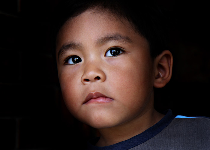 Alvorlig gutt ser inn i kameraet. Fra SOS-barnebyer i Peru. Illustrasjonsfoto: Bjørn-Owe Holmberg