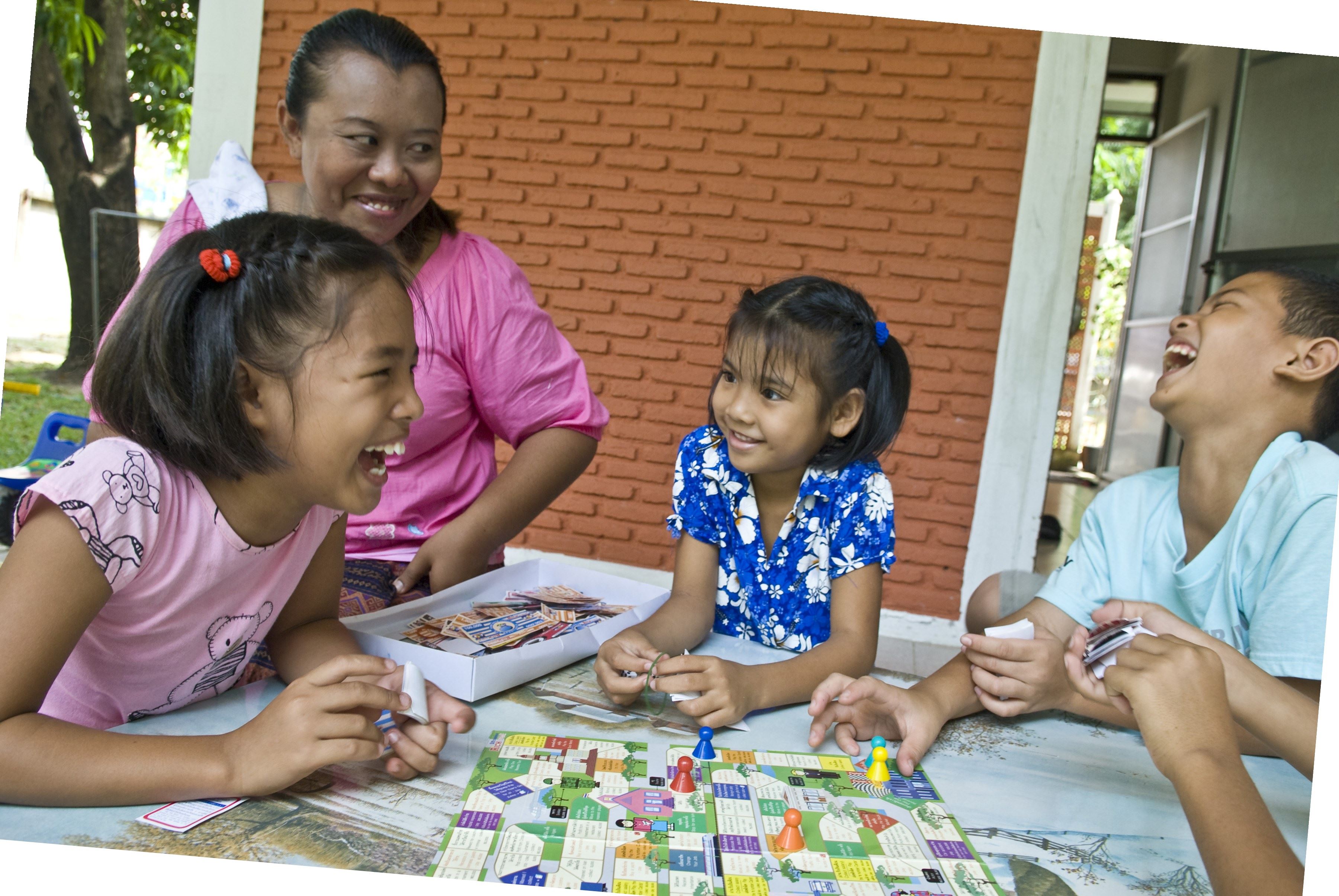 SOS-familie spiller spill i en av barnebyene i Thailand. Foto: Nusrin Somchat