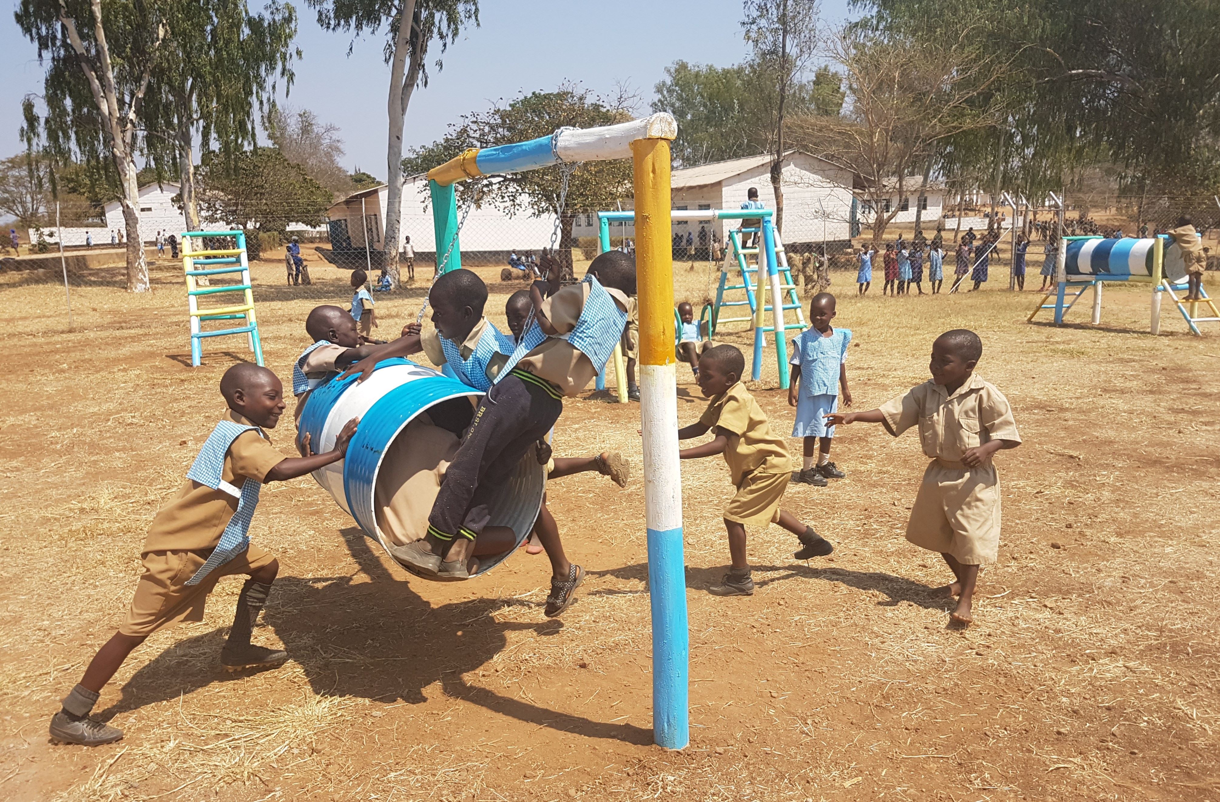 Barn leker i barnehagen i Maizeland, Zimbabwe.