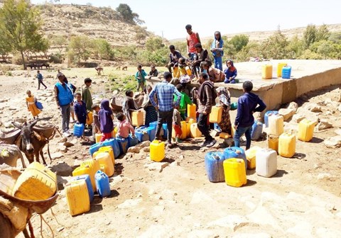 Etiopia: Utdeling av vann, befolkningen har med seg kanner som de fyller. Foto: SOS-barnebyer