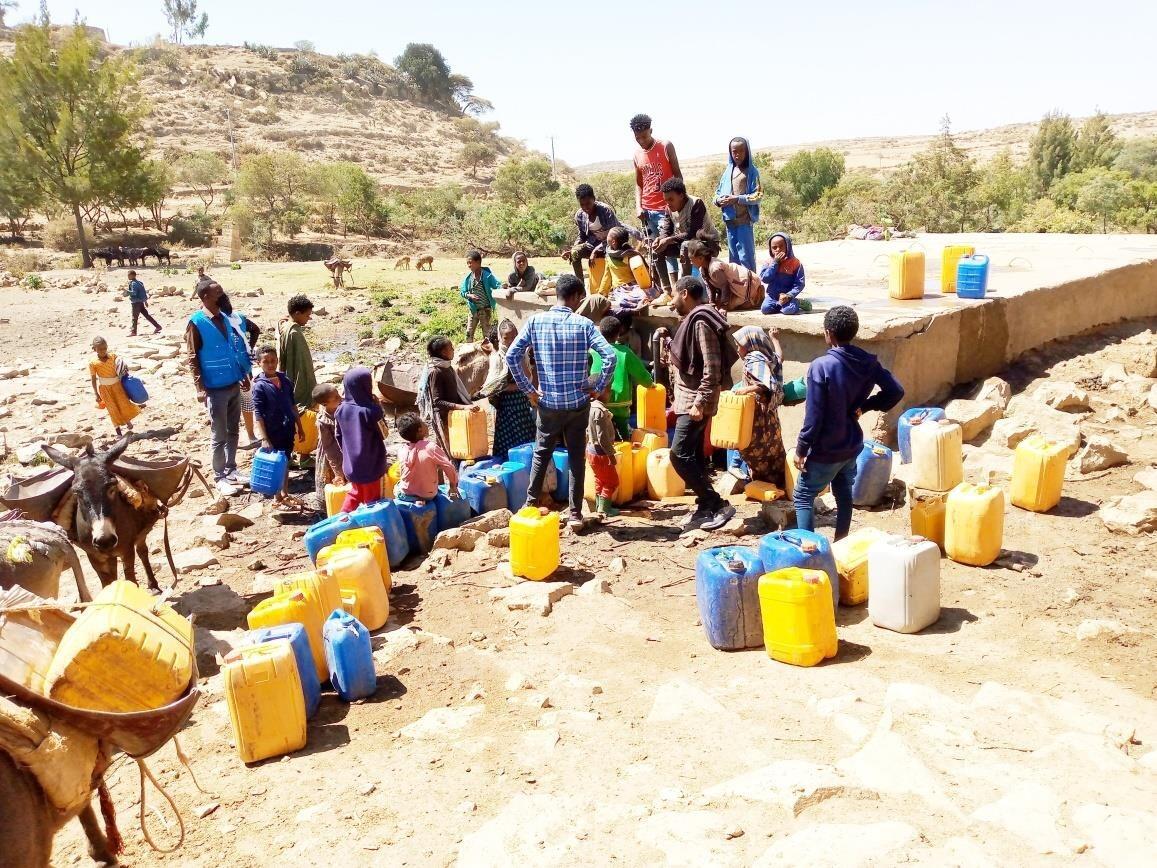 Etiopia: Utdeling av vann, befolkningen har med seg kanner som de fyller. Foto: SOS-barnebyer