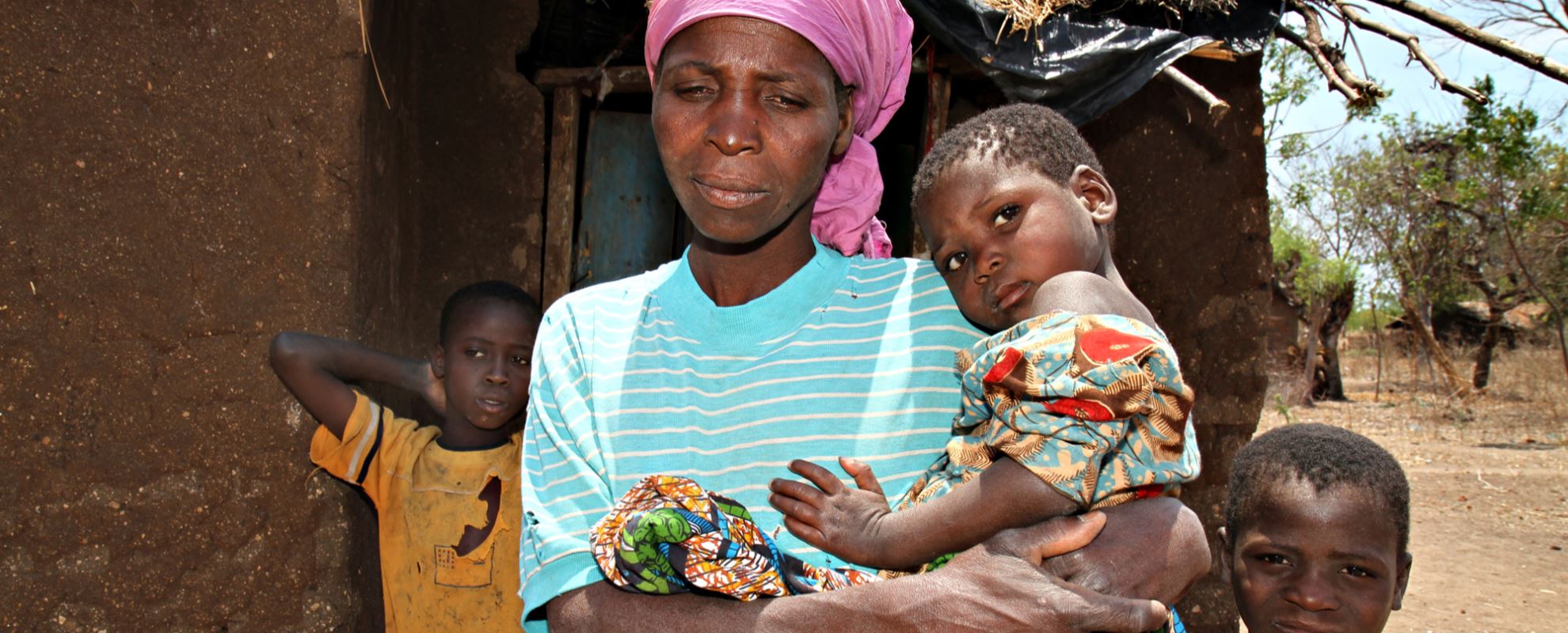 I 2011 var Manasha og de seks barna hennes i en svært vanskelig situasjon. Foto: SOS-barnebyer