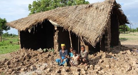 En familie som er rammet av oversvømmelsene i Malawi. Foto: SOS-barnebyer