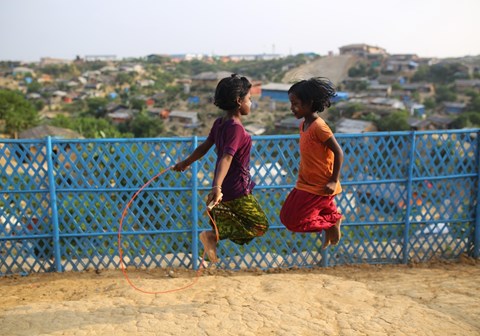 To jenter i flyktningleiren i Bangladesh hvor SOS-barnebyer har barnevennligesentre. Foto: Rehman Asad