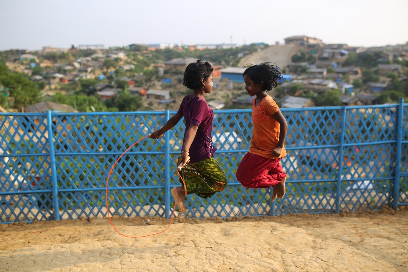 To jenter i flyktningleiren i Bangladesh hvor SOS-barnebyer har barnevennligesentre. Foto: Rehman Asad