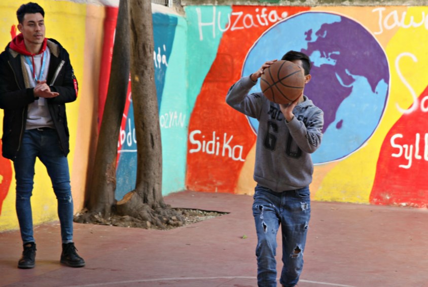 Guttene i SOS-barnebyers omsorgssenter spiller basket og fotball i bakgården.