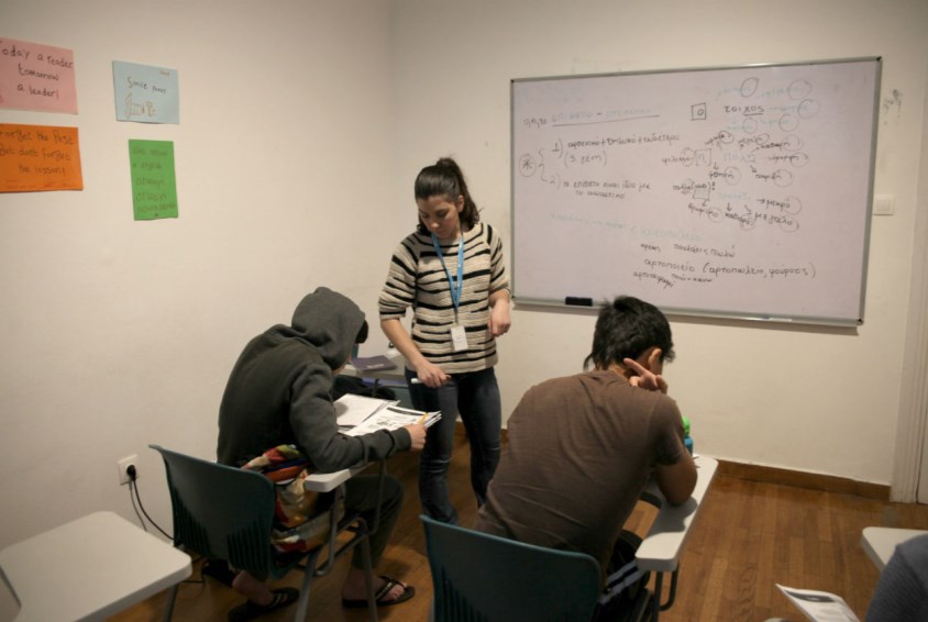 På omsorgssenteret får flyktningene undervisning i både gresk og engelsk.