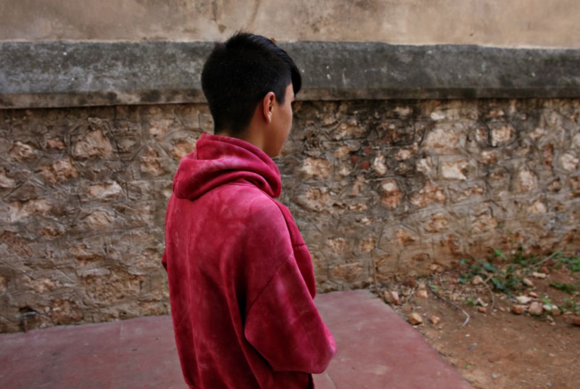 Jamal (15) flyktet fra Afghanistan sammen med moren da han var 13 år.Men moren ble borte i fjellene under flukten og Jamal måtte fortsette alene. Jamal er en av 3,350 barn som er alene i Hellas. Mer enn 2000 av disse har ikke noe sted å bo.

