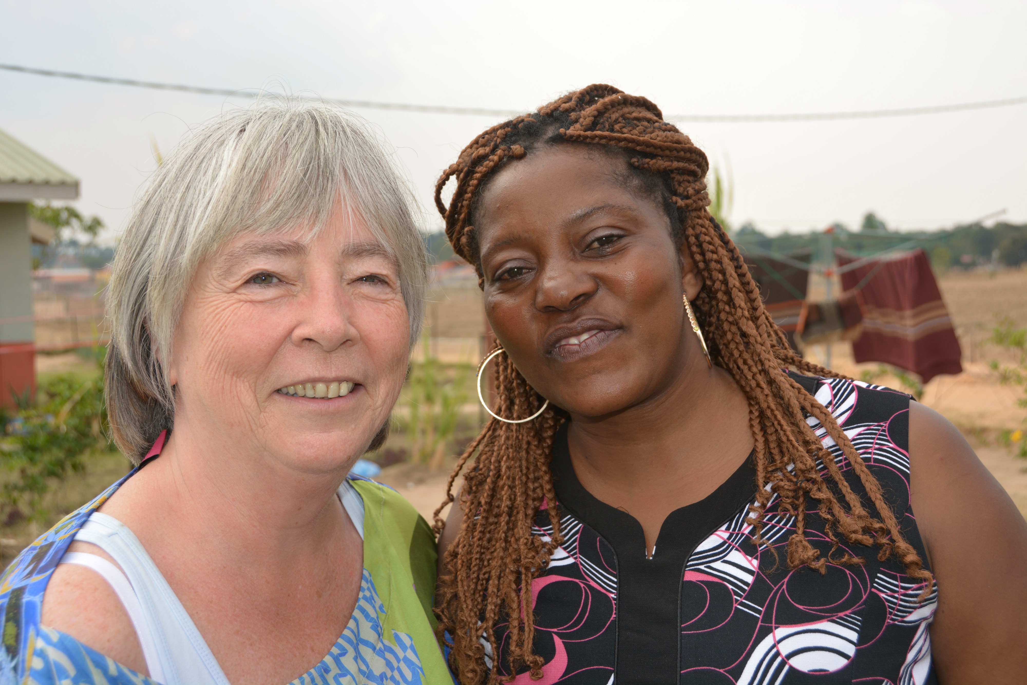 Norges ambassadør i Angola, Ingrid Ofstad, besøkte Fagforbundets SOS-barneby i Huambo i fjor. Her med en av SOS-mødrene i barnebyen. Foto: Turid Weisser
