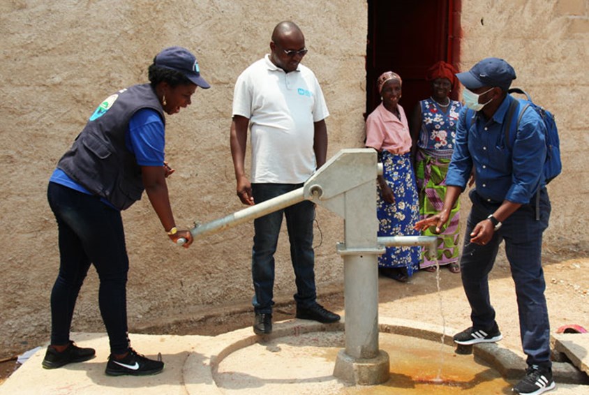 En vannpumpe i lokalmiljøet testes. Foto: SOS-barnebyer