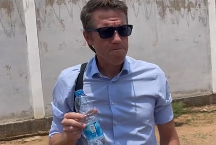 Norges nye ambassadør til Angola tester vannkvaliteten på vannet fra vannposten. Foto/video: Turid Weisser