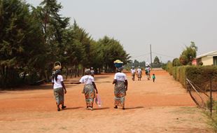 Tre SOS-mødre på veien i barnebyen. Foto: SOS-barnebyer