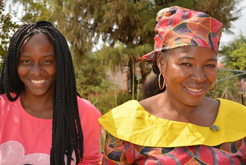SOS-mor, Anita til høyre og datteren hennes, fra SOS-barnebyer i Angola. 