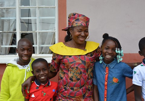 SOS-mor, Anita fra Angola, er omringet av blide og glade barn. Foto: Turid Weisser
