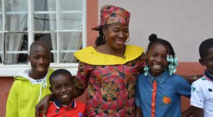 SOS-mor, Anita fra Angola, er omringet av blide og glade barn. Foto: Turid Weisser