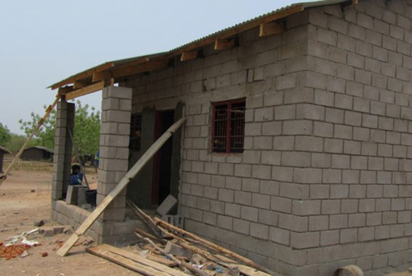 Hus blir bygget på en sikrere måte. Foto: SOS-barnebyer
