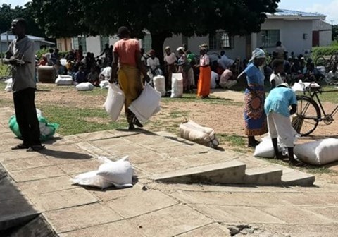 Familier i Ngabu henter sekker med ris. 