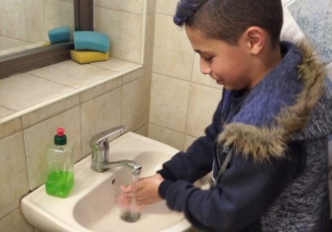 God håndvask er viktig i disse tider. Foto: SOS-barnebyer