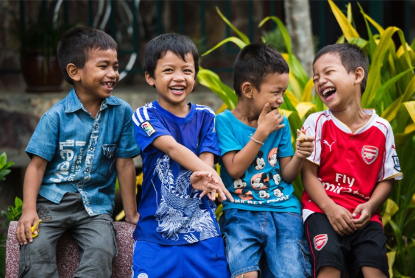 Glade gutter fra en SOS-barneby i Kambodsja. Foto: Rasmus Preston