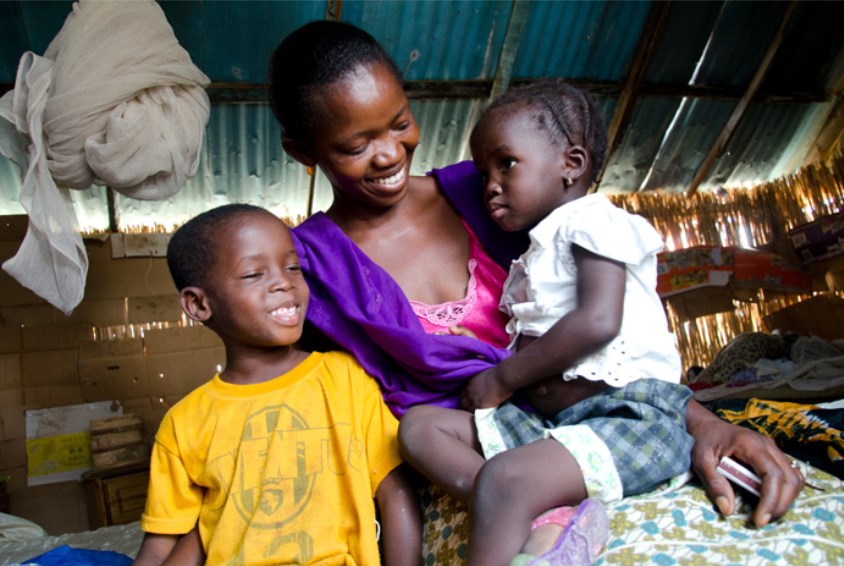 Denne lille familien får støtte slik at de klarer seg bra og moren kan gi den omsorgen barna trenger. Fra SOS-barnebyers familieprogram i Senegal. Foto: Claire Ladavicius