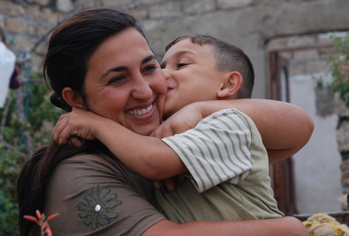 Postkodelotteriet bidrar til at flere barn får vokse opp med en god omsorg. Denne gutten får en trygg oppvekst i en SOS-barneby i Aserbajdsjan.