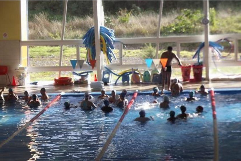 Svømmetimer for barna i barnebyen i Puerto Varas