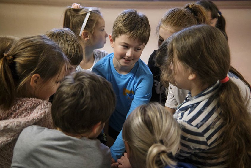 En gruppe barn i samtale med hverandre på SOS-barnebyers sosialsenter i Ukraina. Foto: SOS-barnebyer