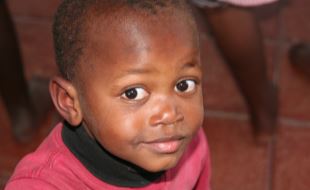 Et av barna i barnebyen i Arusha, Tanzania.