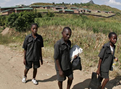 Barn fra barnebyen i Blantyre, Malawi på vei til skolen. Foto: Bjørn-Owe Holmberg