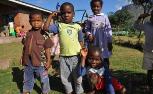 Det bor i dag 122 barn i barnebyen i Blantyre som hver dag opplever en trygg barndom. Du som støtter er med på å skape vendepunkt. Foto: Turid Weisser