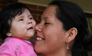 SOS-mor og datter i barnebyen i Callao, Peru.