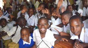 Glade elever ved en av skolene i Mwanza, Tanzania. Foto: Elisabeth Rytterager