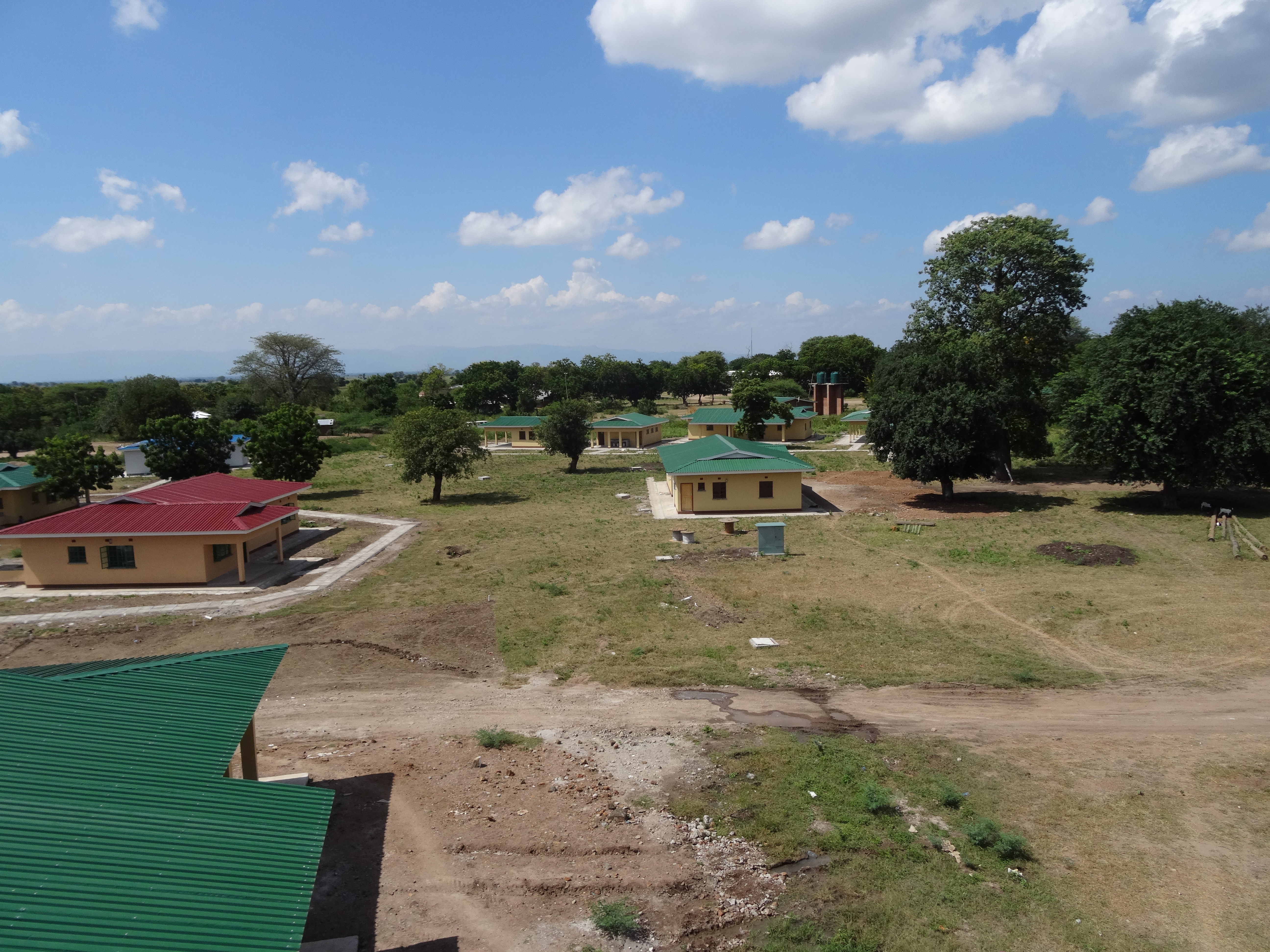 Byggingen av SOS-barnebyen og skolen er avsluttet og forberedelsene til innflyttingen er godt i gang. Foto: Christine Wiik